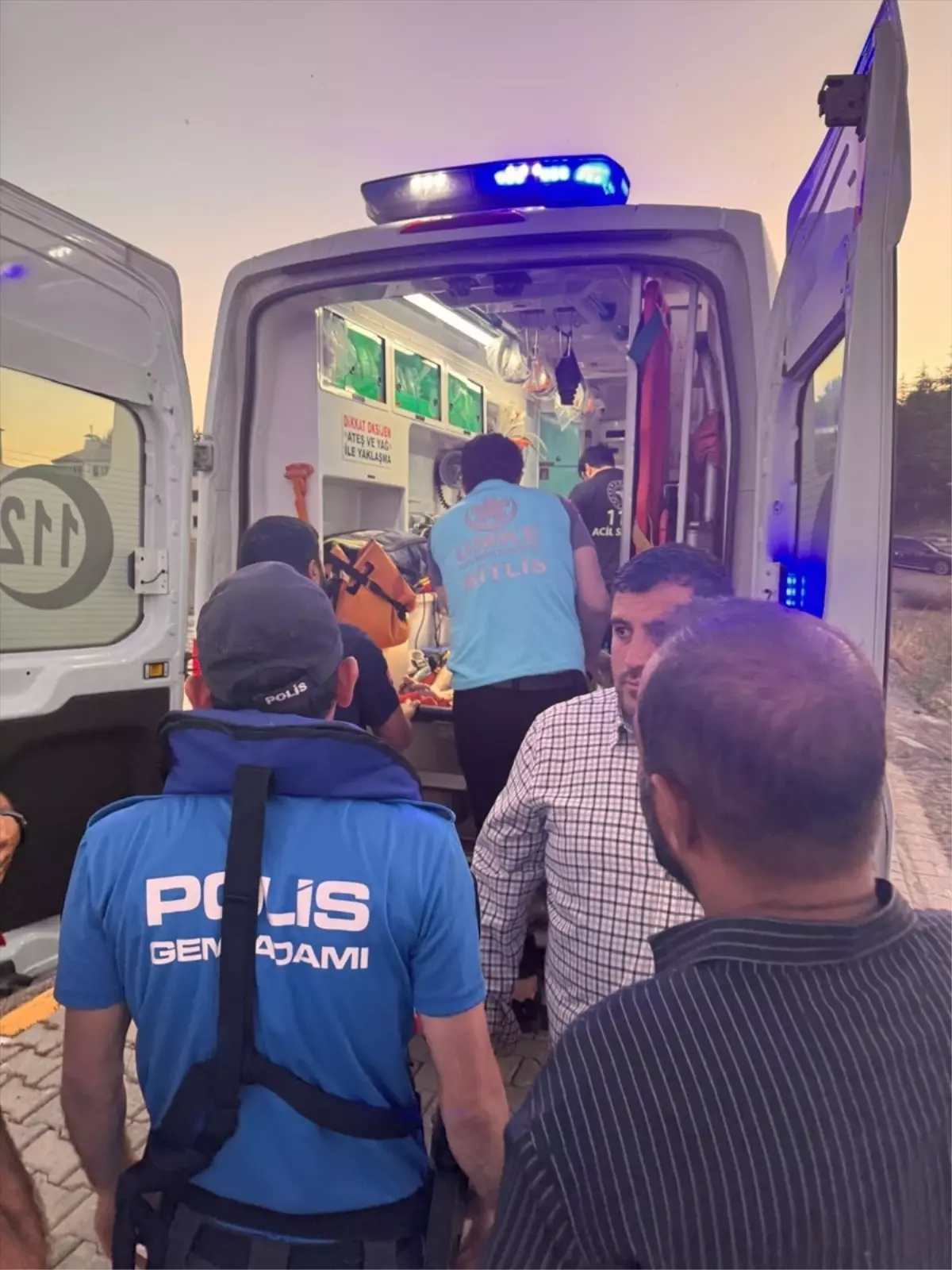 Van Gölü'nde Sürüklenen Genç Kurtarıldı