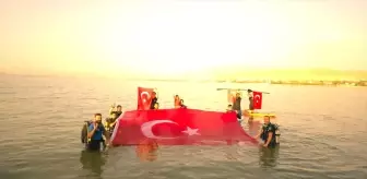 Dalış Okulu Sporcuları Van Gölü'nde Türk Bayrağı Açtı