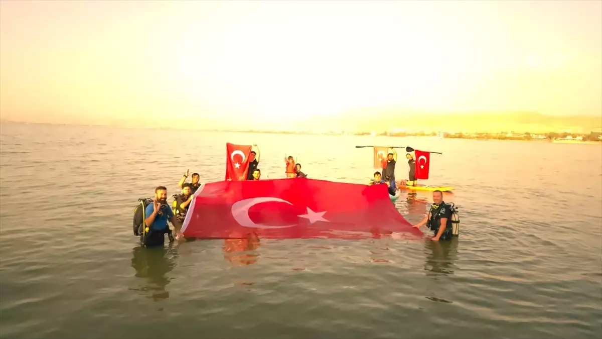 Dalış Okulu Sporcuları Van Gölü'nde Türk Bayrağı Açtı
