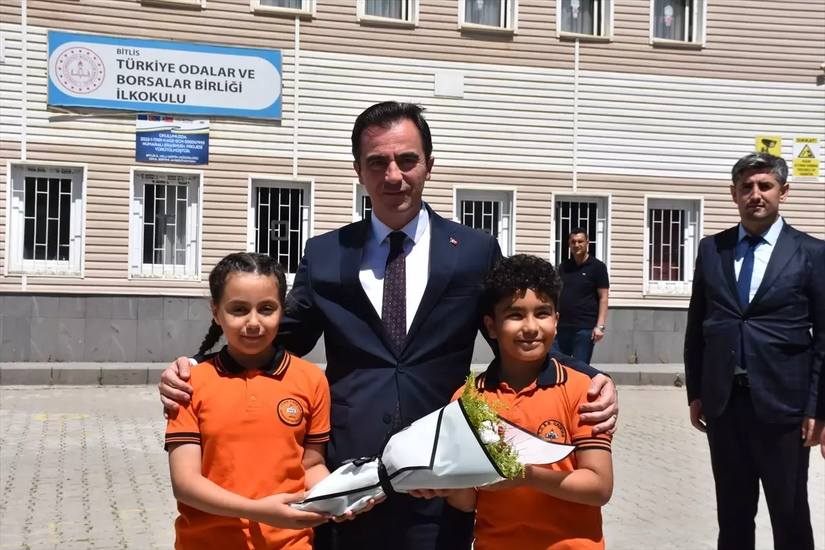 Van, Hakkari, Muş ve Bitlis'te Karneler Dağıtıldı