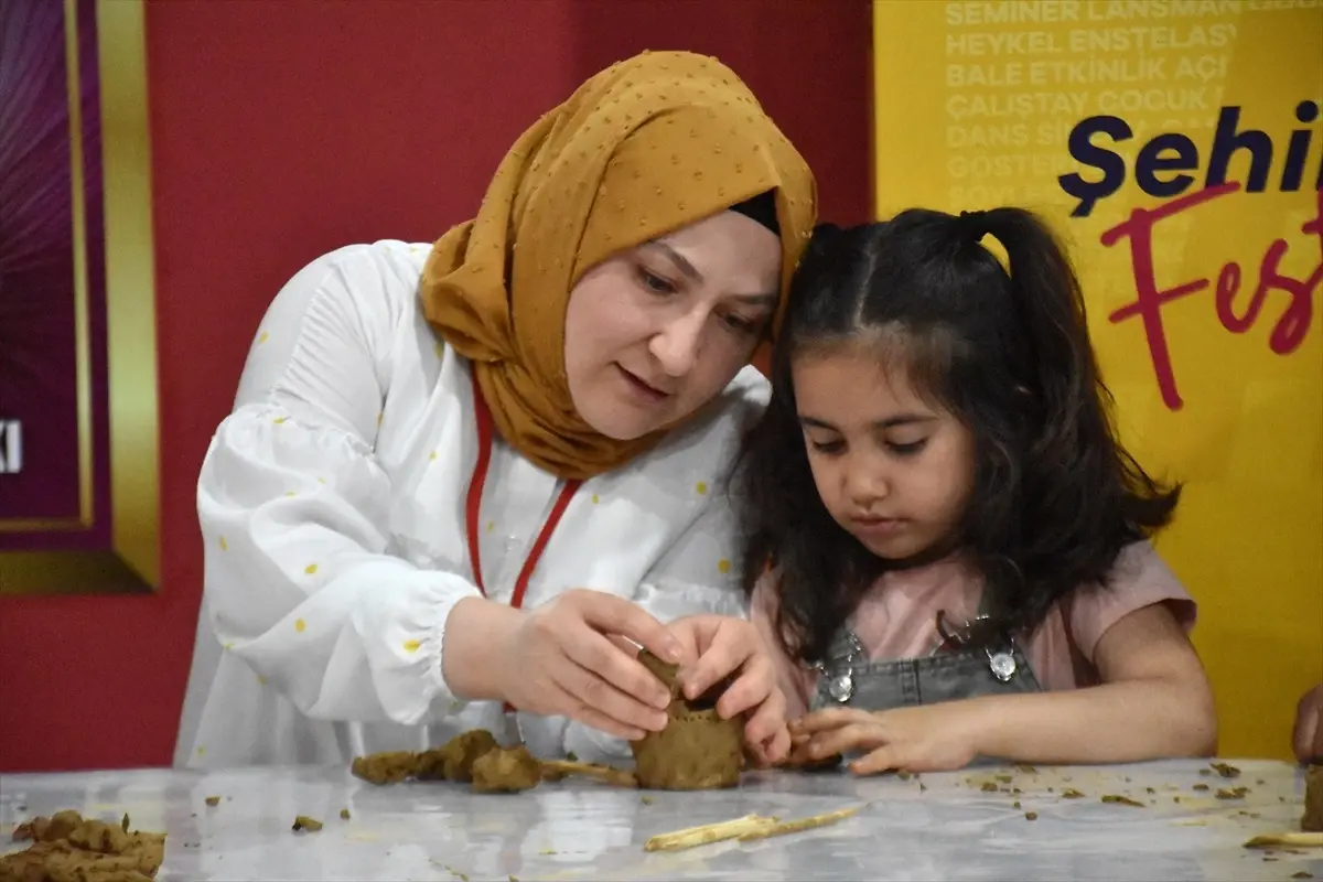 Van Kültür Yolu Festivalinde Çocuklara Sanat Atölyesi