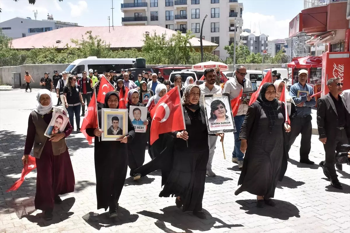 Vanlı aileler DEM Parti binası önündeki 'evlat nöbeti'ni sürdürdü
