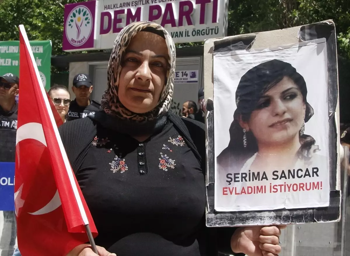 Vanlı aileler, DEM Parti İl Başkanlığı önündeki eylemlerini sürdürdü