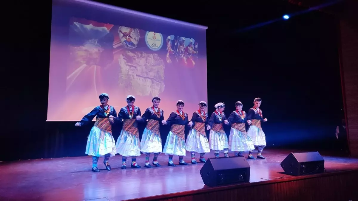 Vezirköprü'de Türk Halk Oyunları Gösterisi Düzenlendi