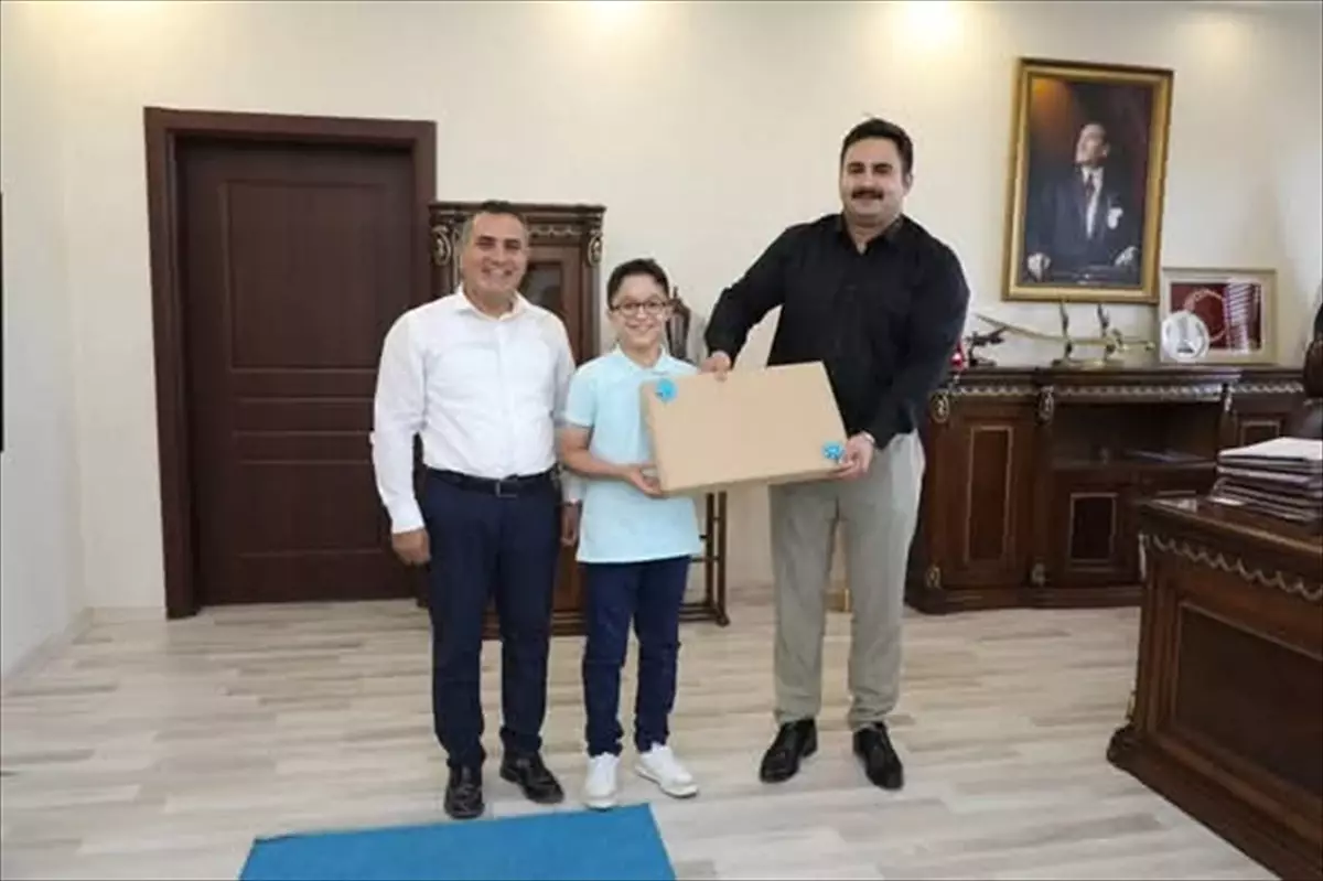Viranşehir Kaymakamı, LGS'de 500 Puan Alan Öğrenciyi Ödüllendirdi