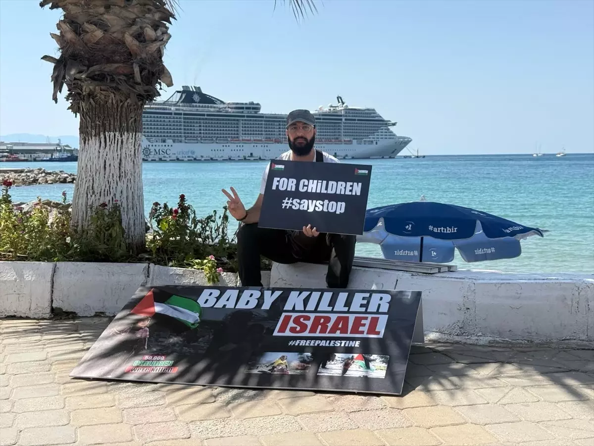 Aktivist Veysel Karahan'dan Kuşadası'nda İsrail'e Dikkat Çeken Eylem
