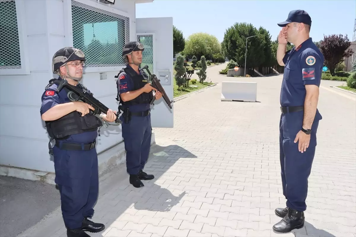 Yalova'da Temizlik İşçisine Temsili Askerlik Ziyafeti
