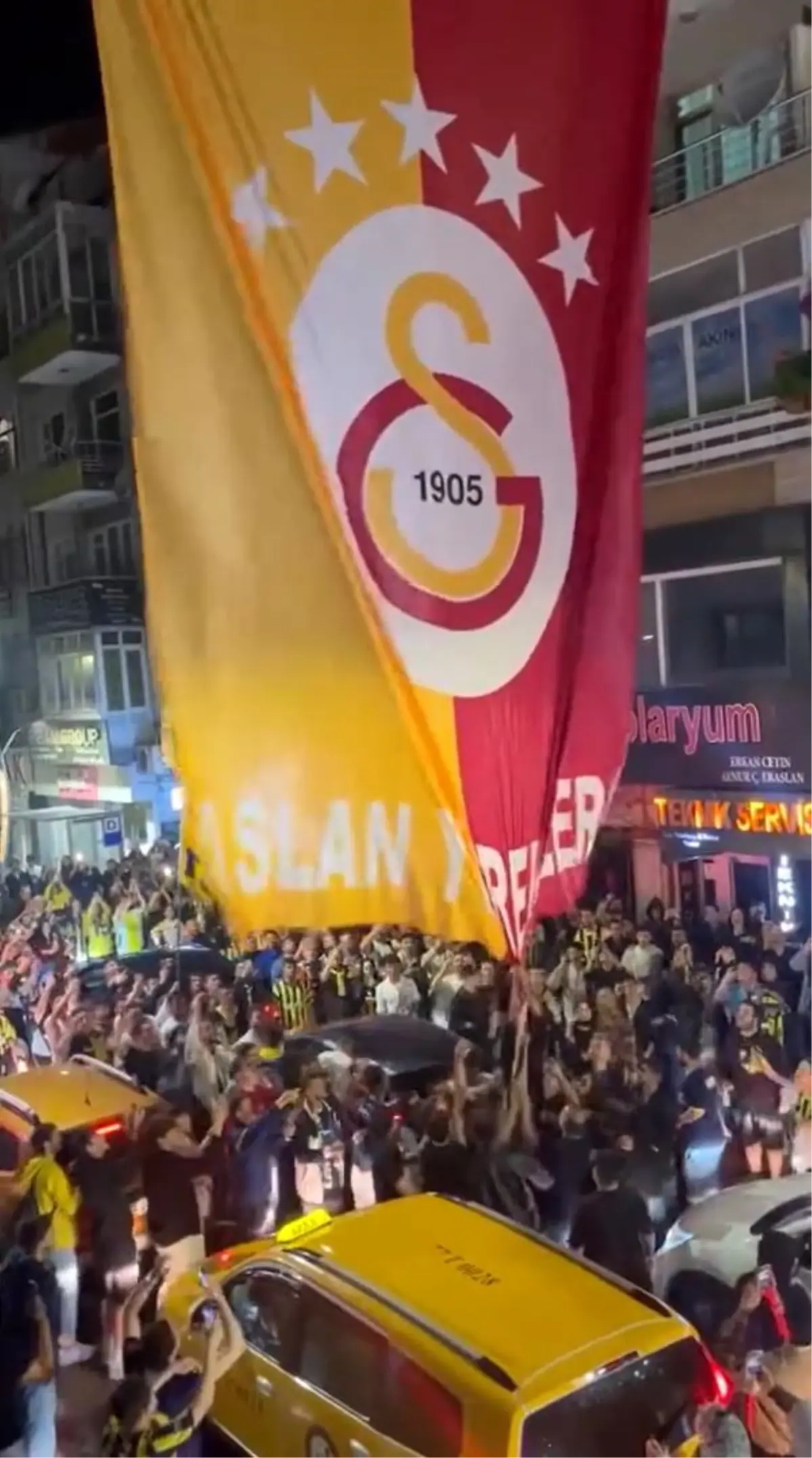 Fenerbahçe Taraftarlarının Galatasaray Bayraklarına Saldırısı