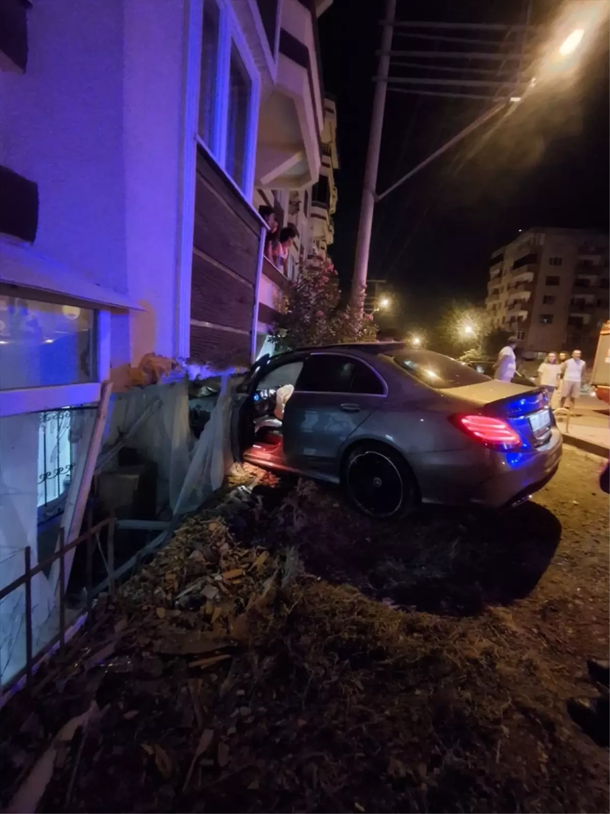 Yalova'da Kontrolden Çıkan Otomobil Binaya Çarptı