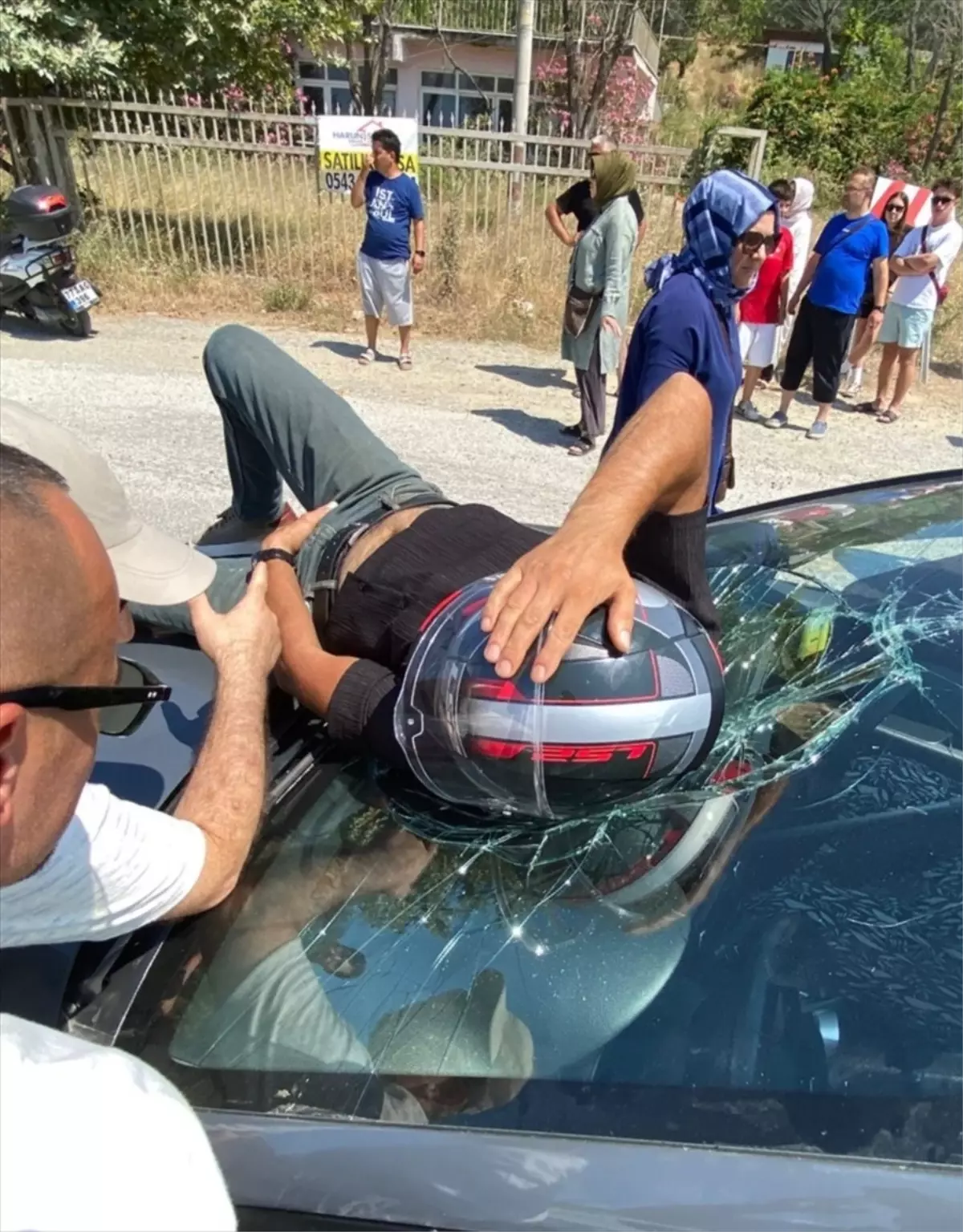 Çınarcık'ta Otomobil Motosiklete Çarptı: Sürücü Yaralandı