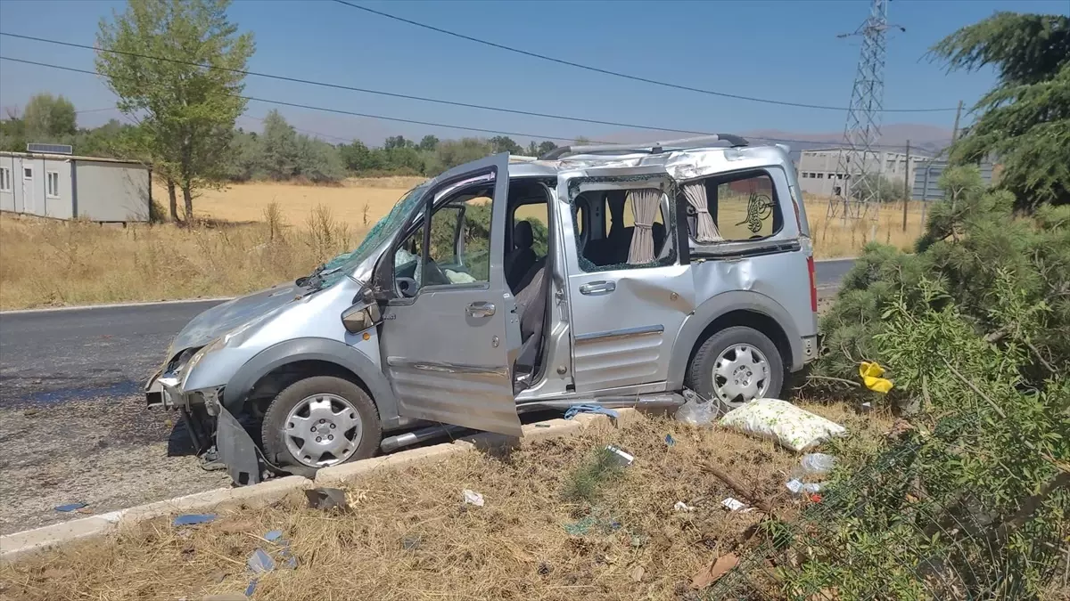 Isparta'da Refüje Çarpan Hafif Ticari Araçta İki Yaralı
