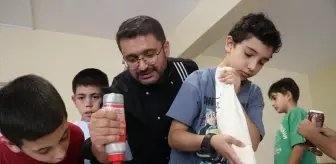 Yaz tatilinde öğrencilere gönüllü gastronomi dersi veriyor