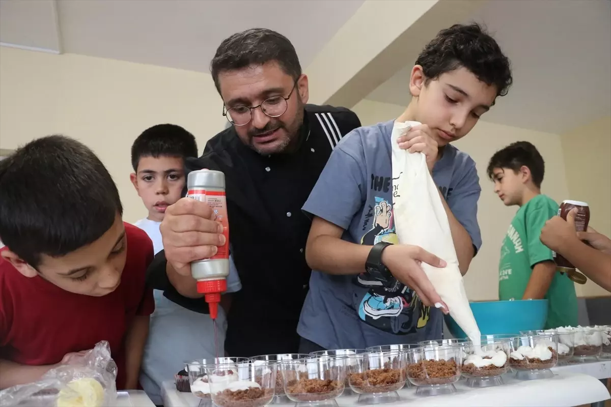 Yaz tatilinde öğrencilere gönüllü gastronomi dersi veriyor