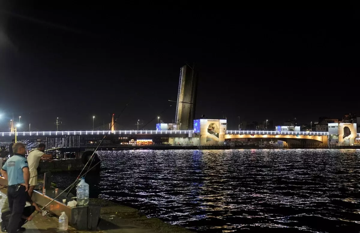 Yeni Galata Köprüsü Geçici Olarak Trafiğe Kapandı