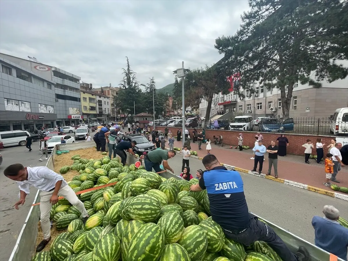 Yenice Belediye Başkanı'ndan Vatandaşlara Ücretsiz Karpuz İkramı