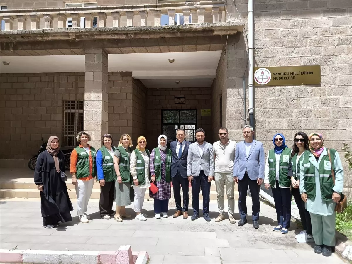 Yeşilay Kadınlar Komisyonu'ndan Öğrencilere Oyuncak Hediyesi