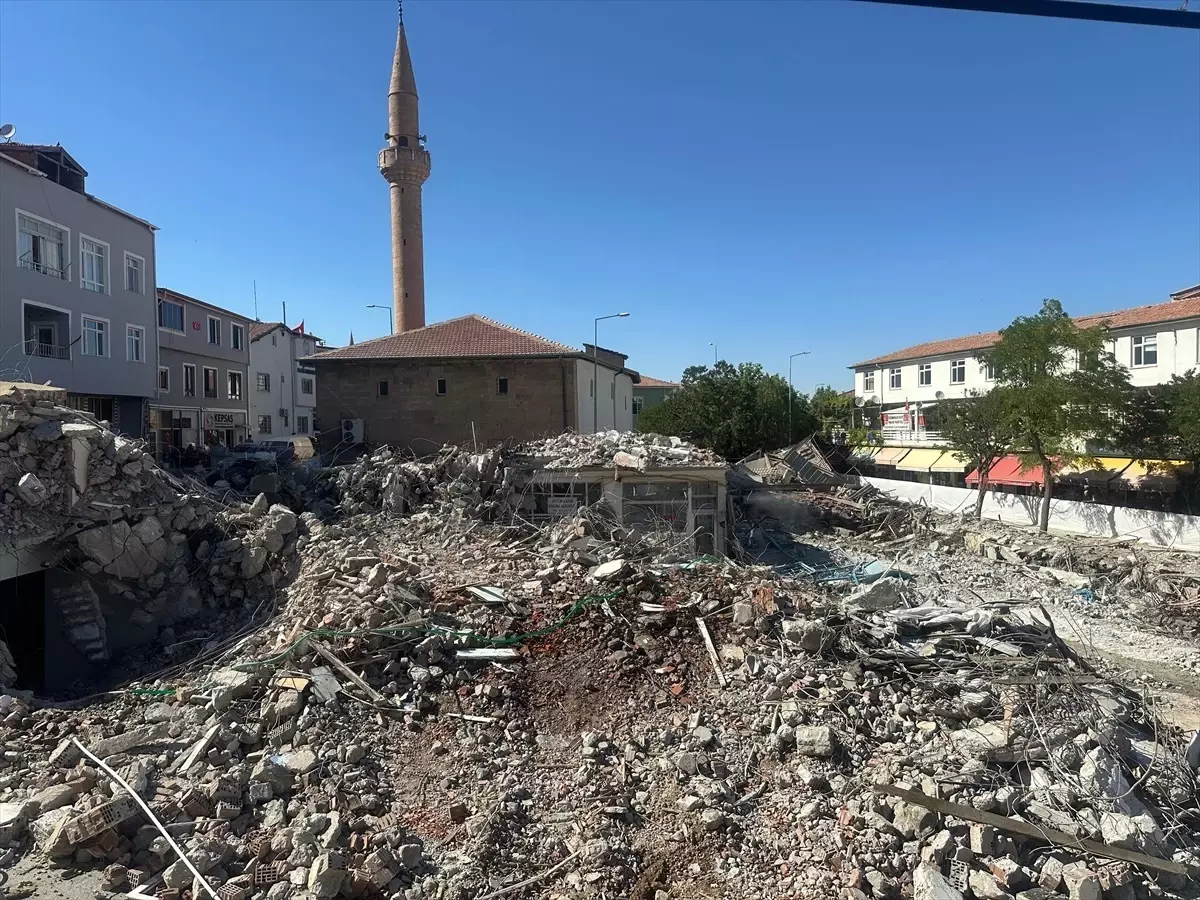 Cevizli Çarşı'nın Batı Blokları Yıkıldı