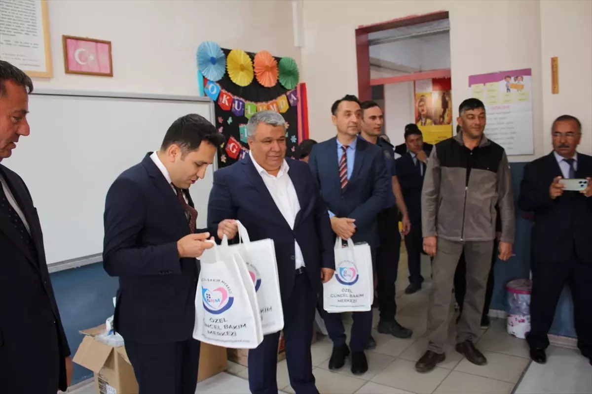 Yaşlı Bakım Merkezi Sakinlerinden Öğrencilere Kırtasiye Desteği
