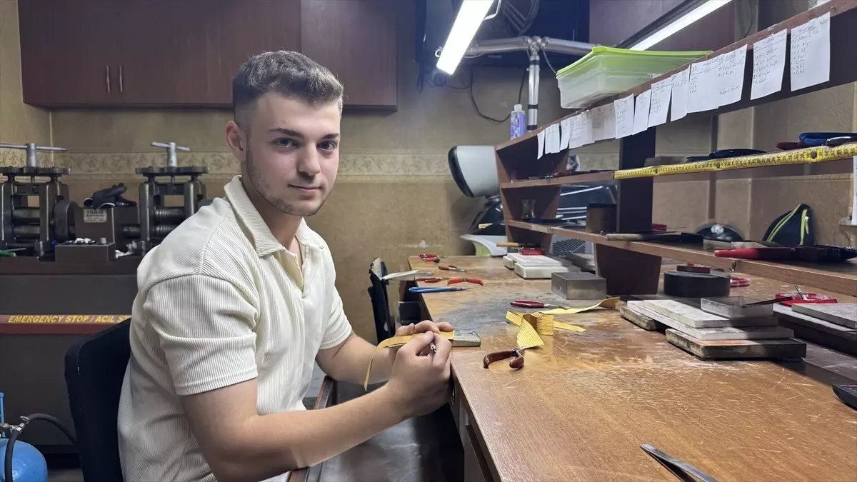 Yılın Kalfası Seçilen Metehan Arslan Altın Hasır İşlemeciliğinde Başarı Yakaladı