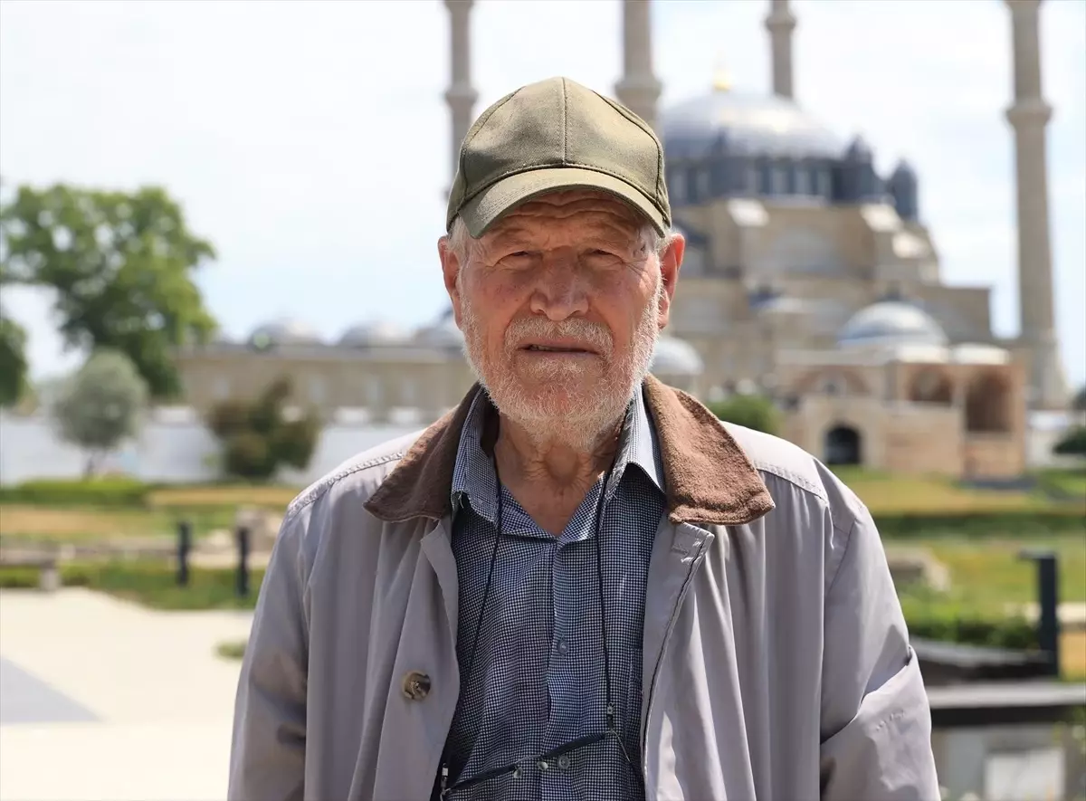 81 Yaşındaki Filozof Hurdacısı, 8. Kez Üniversite Sınavına Girecek