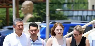 CHP Genel Başkanı Özgür Özel, Nehir Zeyrek'i Sınav Günü Yalnız Bırakmadı