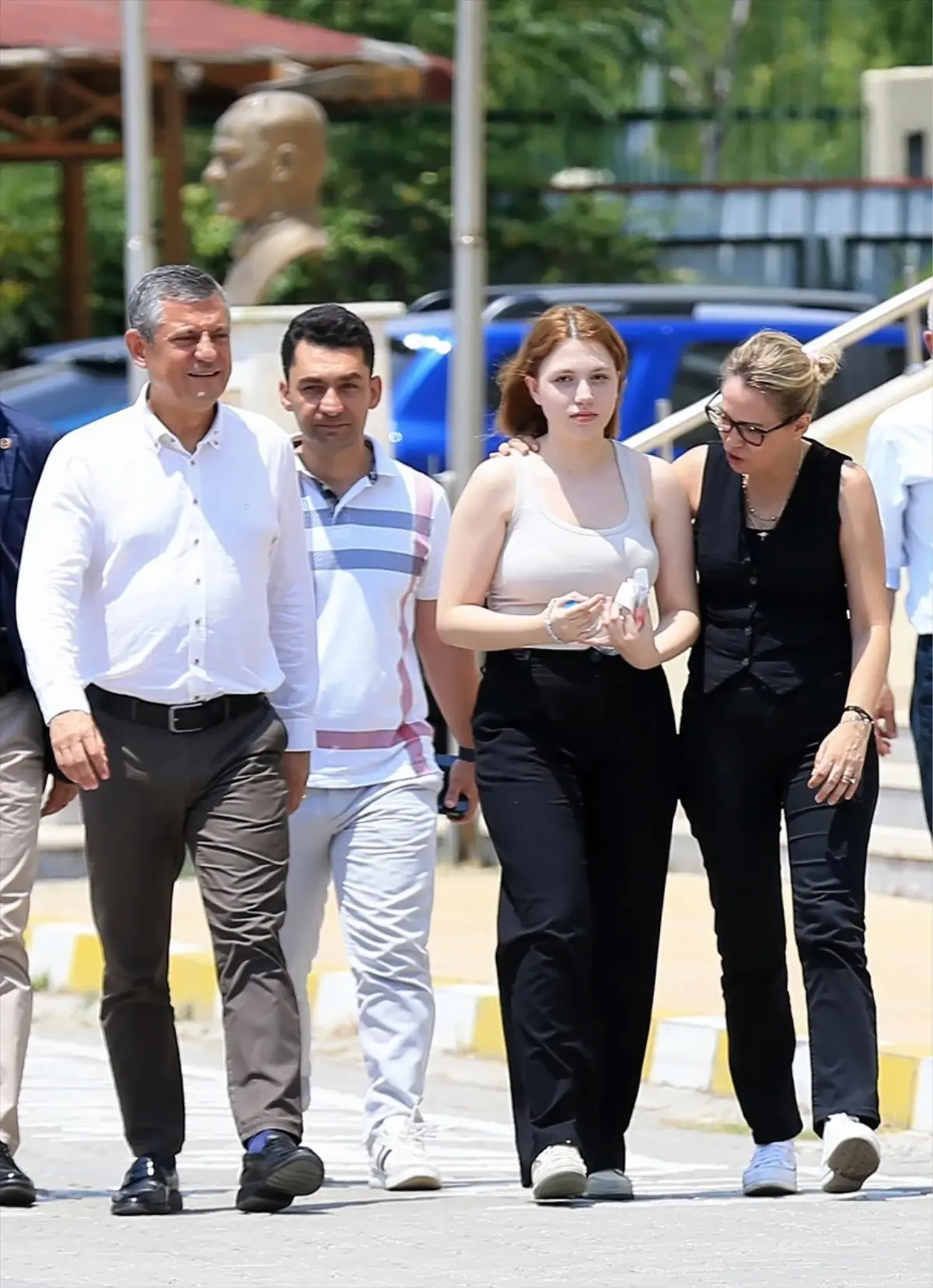 CHP Genel Başkanı Özgür Özel, Nehir Zeyrek'i Sınav Günü Yalnız Bırakmadı
