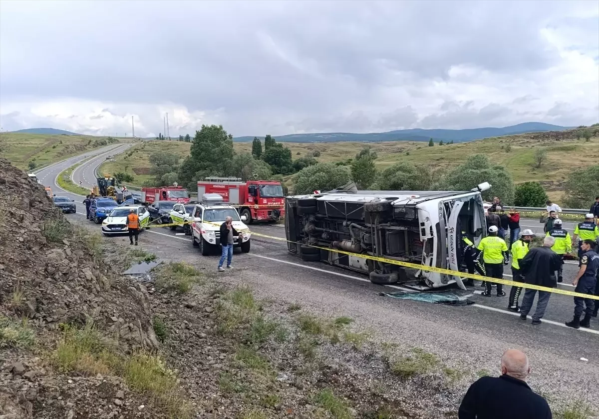 Cenaze Töreninden Dönüşte Midibüs Devrildi: 2 Ölü, 15 Yaralı