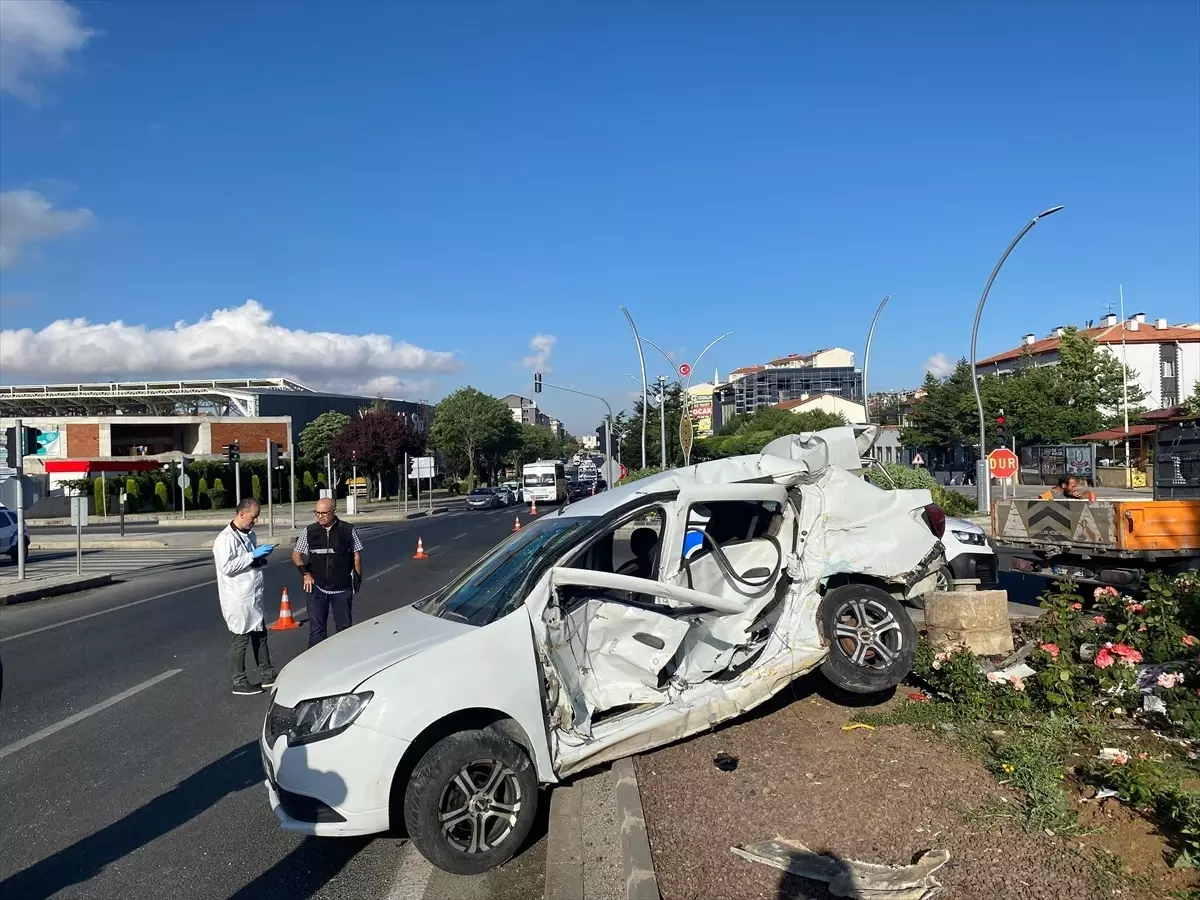 Yozgat'ta Minibüs ve Otomobil Çarpıştı: 1 Ölü, 2 Yaralı