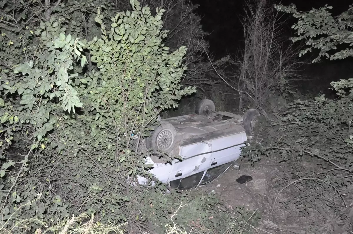 Yozgat'ta Otomobil Şarampole Devrildi: 4 Yaralı