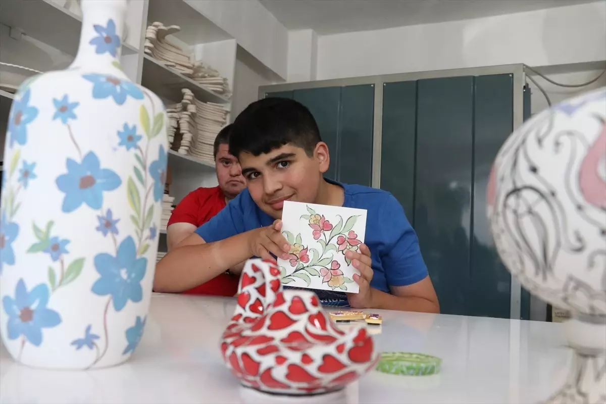Özel Öğrenciler Çini Boyama Kursuyla Yeteneklerini Geliştiriyor