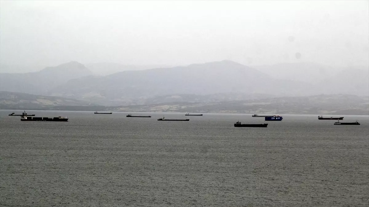 Karadeniz'de Fırtına Uyarısı: Yük Gemileri Sığınak Arıyor
