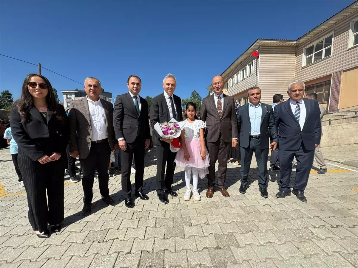 Yüksekova'da Karne Törenleri Coşkuyla Gerçekleştirildi