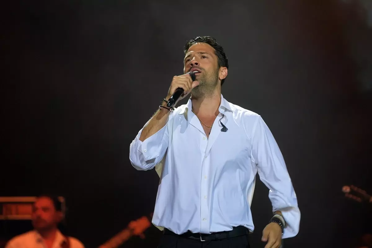 Yunan Sanatçı Konstantinos Argiros, Türkiye'de İlk Konserini Verdi