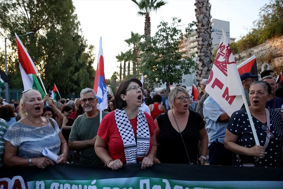 İsrail Yolcu Gemisi, Pire Limanı'nda Protesto Edildi