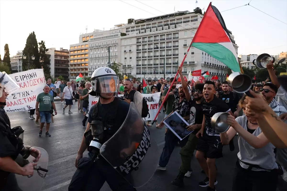 Atina'da Filistin'e Destek Gösterisi: Gazze'deki Açlık Protesto Edildi
