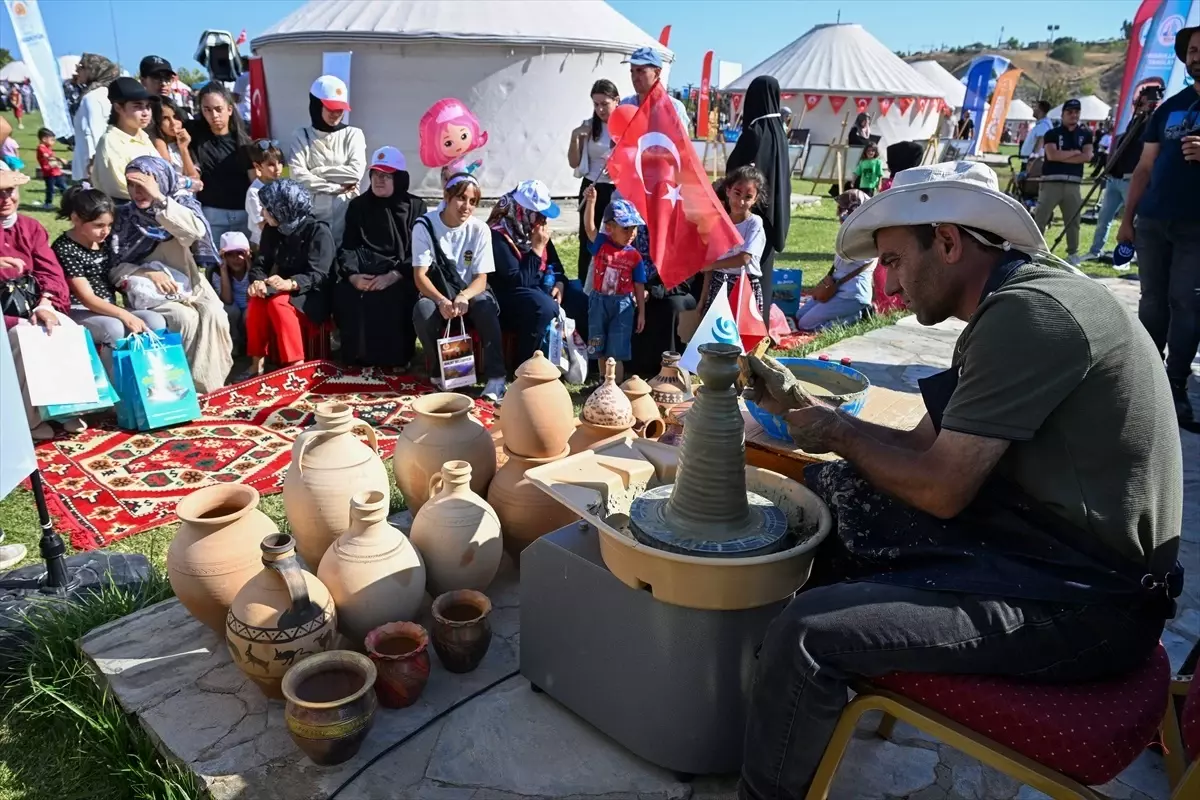 Yunus Emre Enstitüsü, Malazgirt Zaferi kutlamalarında kültürel değerleri ziyaretçilerle buluşturuyor
