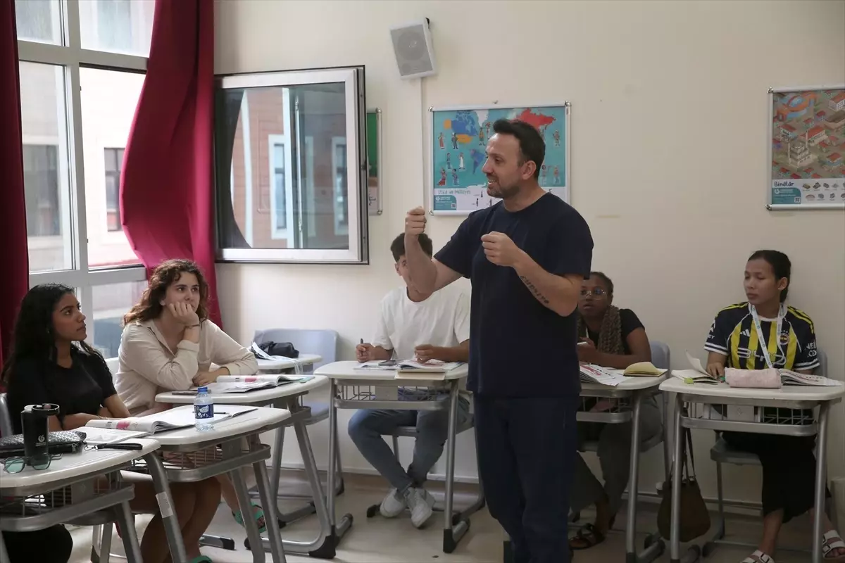 Yunus Emre Enstitüsü'nün yaz okullarına katılan yabancı öğrenciler Türkçe öğreniyor