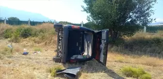 Manisa'da Hafif Ticari Araç Devrildi: 1 Yaralı