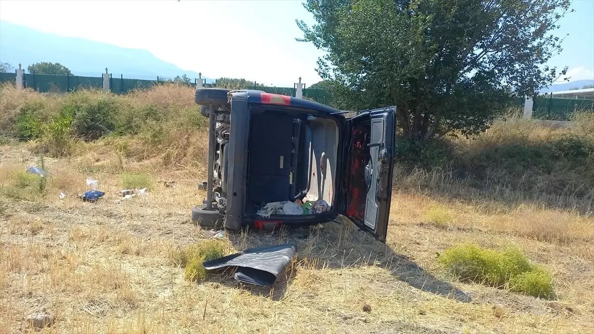 Manisa'da Hafif Ticari Araç Devrildi: 1 Yaralı