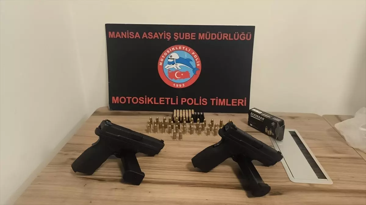 Manisa'da Ruhsatsız Tabancalarla İki Şüpheli Gözaltına Alındı