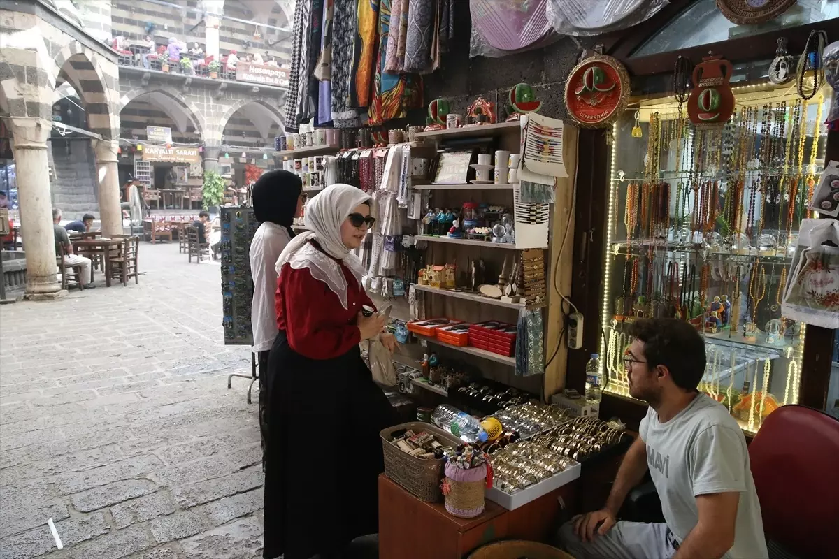 Yurtlarda ücretsiz konaklayan gençler tatil için Diyarbakır'a geldi