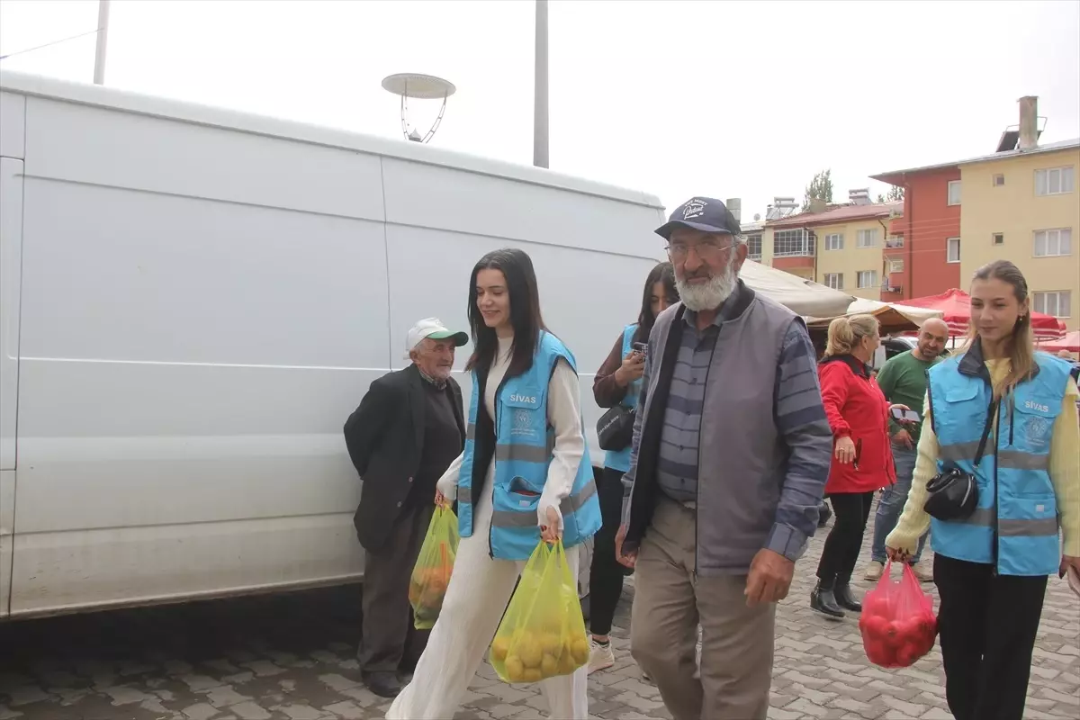 Üniversite Öğrencileri Yaşlılara Pazarda Destek Oldu