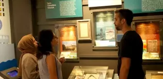 Zeki Müren'in Gözlüğü ve Şarkı Sözleri Antalya'da Sergileniyor