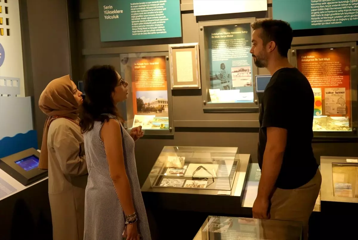 Zeki Müren'in Gözlüğü ve Şarkı Sözleri Antalya'da Sergileniyor