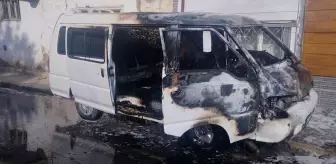Tokat Zile'de Park Halindeki Minibüste Yangın Çıktı