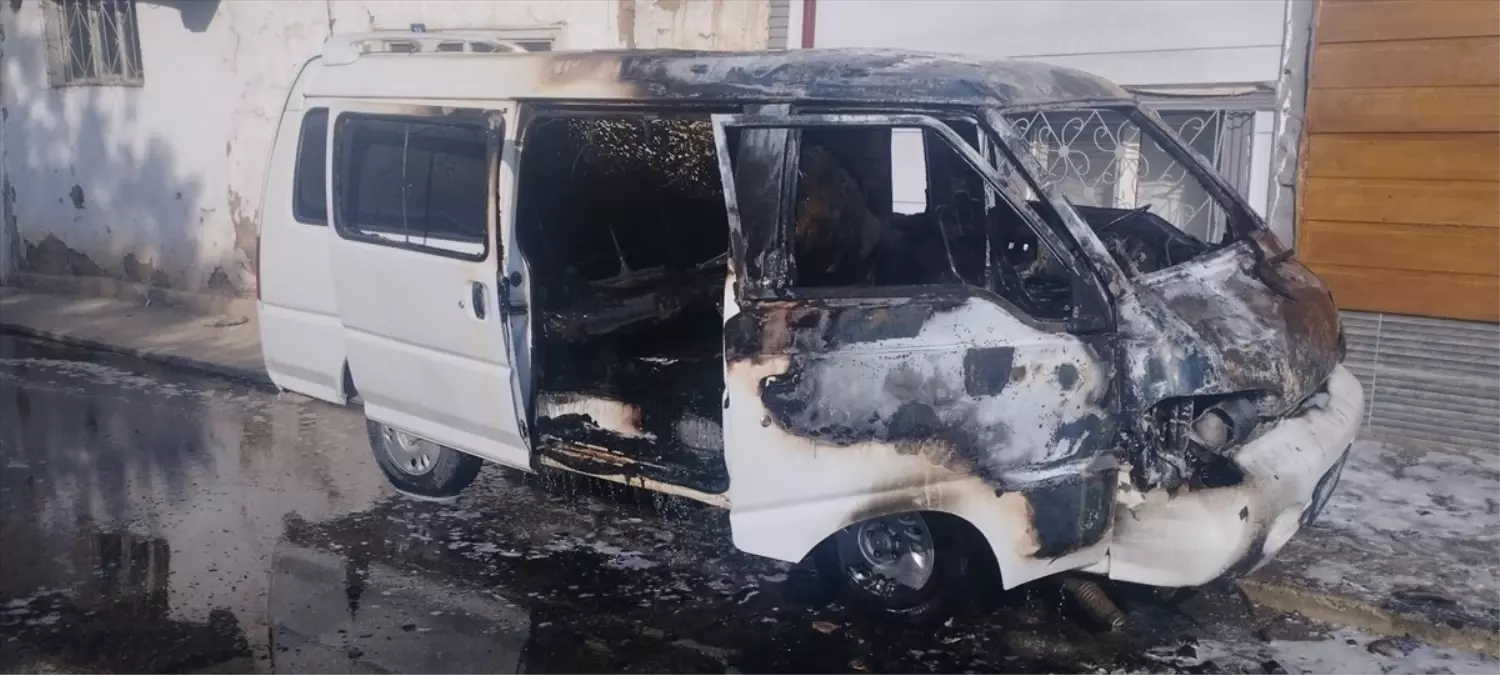 Tokat Zile'de Park Halindeki Minibüste Yangın Çıktı