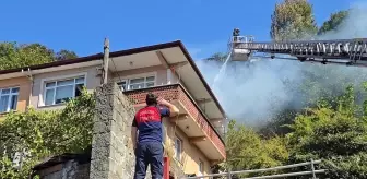 Zonguldak'ta 3 katlı binanın çatı katında çıkan yangın söndürüldü