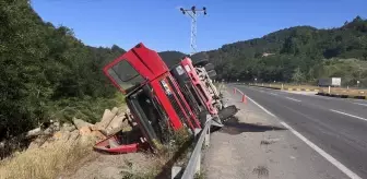 Zonguldak'ta Devrilen Tomruk Yüklü Tırın Sürücüsü Kurtuldu