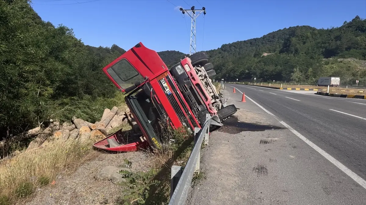 Zonguldak'ta Devrilen Tomruk Yüklü Tırın Sürücüsü Kurtuldu