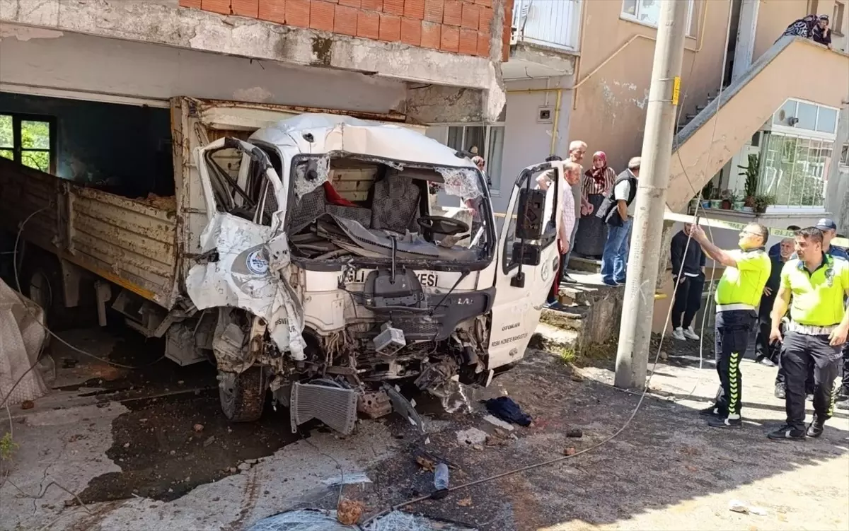 Zonguldak'ta Freni Arızalanan Kamyonet Kazaya Sebep Oldu